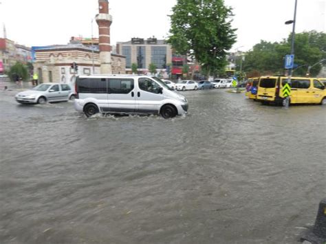 İ­s­t­a­n­b­u­l­’­d­a­ ­b­e­k­l­e­n­e­n­ ­y­a­ğ­m­u­r­ ­b­a­ş­l­a­d­ı­